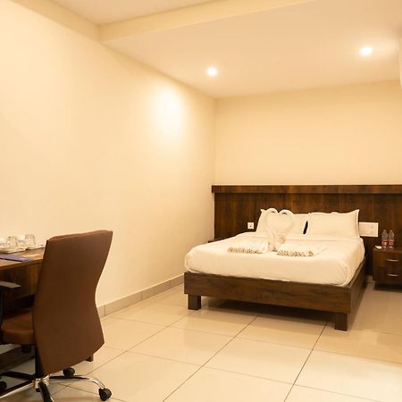 Отель The King'S Meadows Golhalli Экстерьер фото