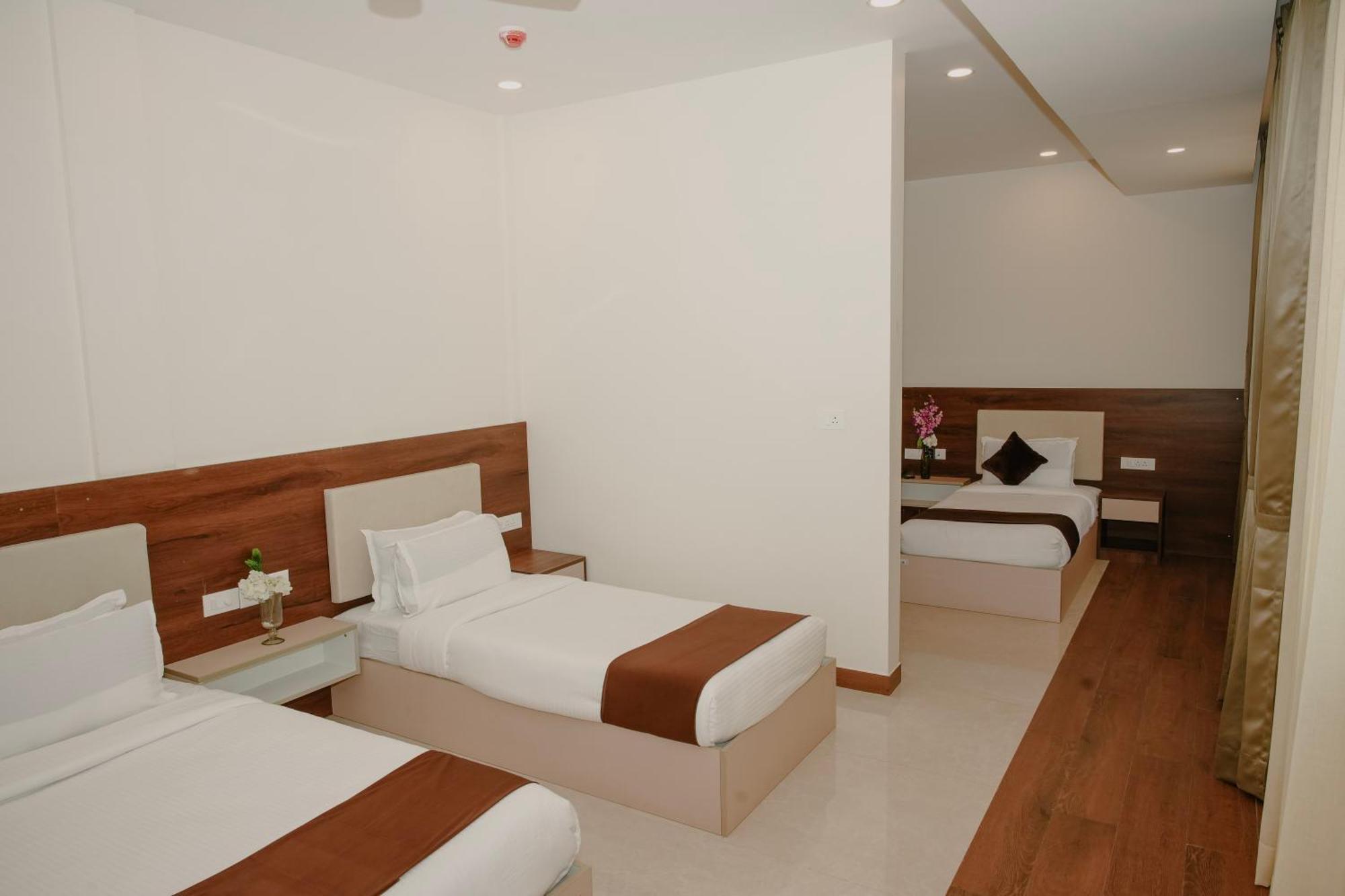 Отель The King'S Meadows Golhalli Экстерьер фото