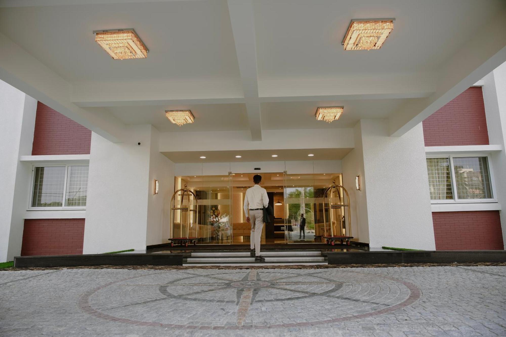 Отель The King'S Meadows Golhalli Экстерьер фото