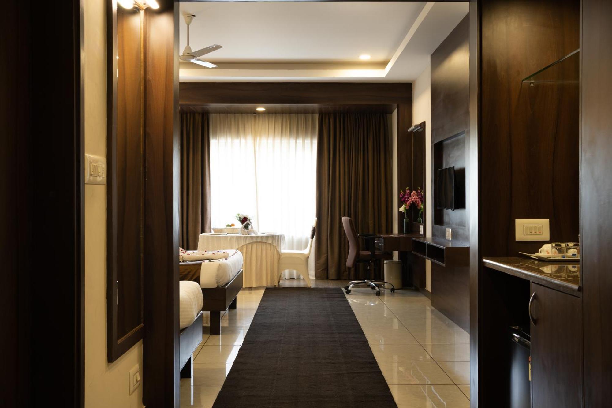 Отель The King'S Meadows Golhalli Экстерьер фото