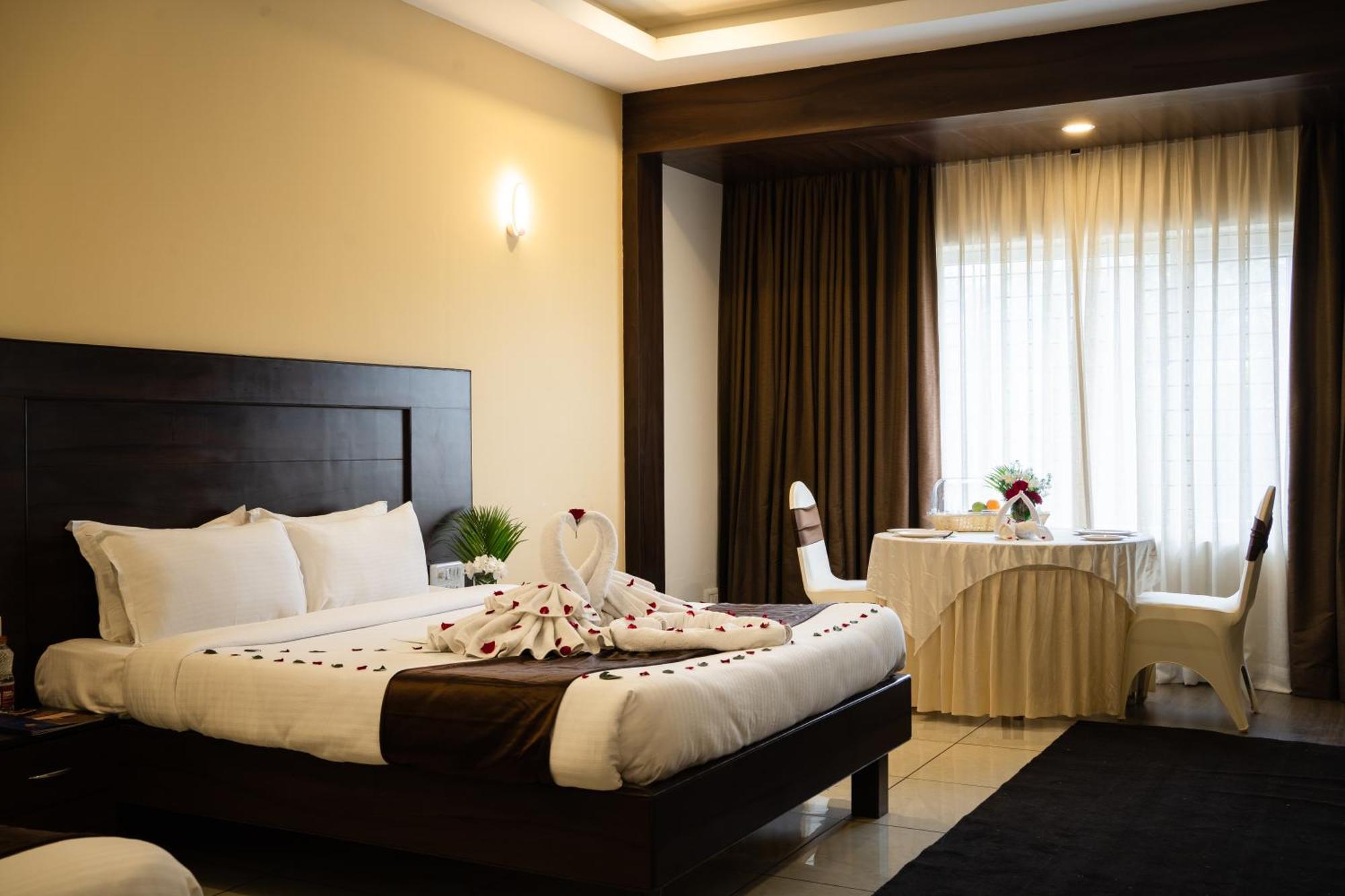 Отель The King'S Meadows Golhalli Экстерьер фото
