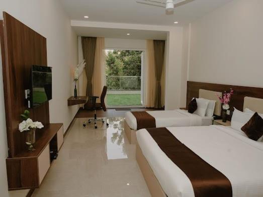 Отель The King'S Meadows Golhalli Экстерьер фото
